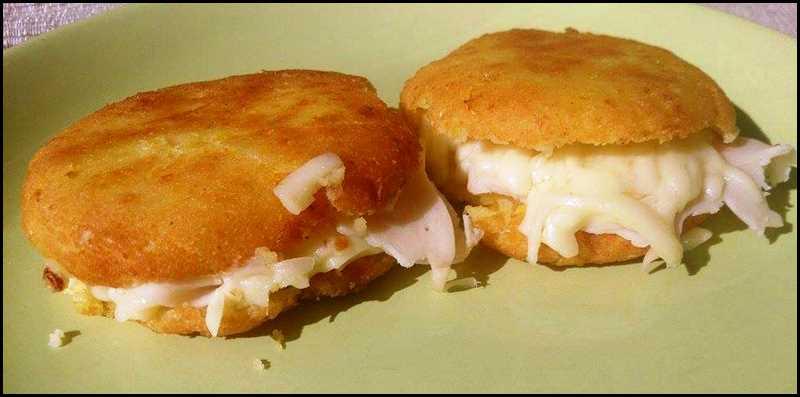 Arepa Dominicana: Dulce Tradicional de Maíz