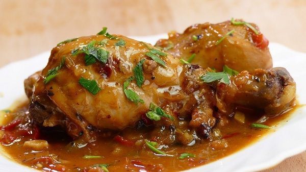 ¿Cómo se puede disfrutar del Pollo Guisado en la República Dominicana?